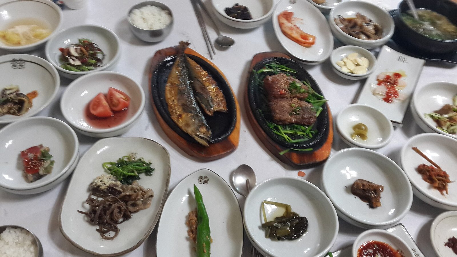 Korejska kultura poklanjanja i vrednost jeong-a: bogata hanjeongsik trpeza koja predstavlja zajedništvo